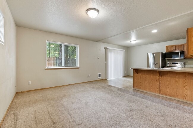 Building Photo - 4 bed, 2.5 bathroom House available