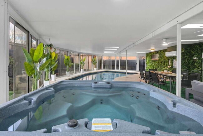 Building Photo - 1901 Cordova Bend