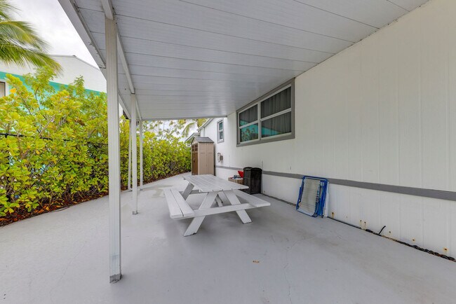 Building Photo - 398 Burton Dr