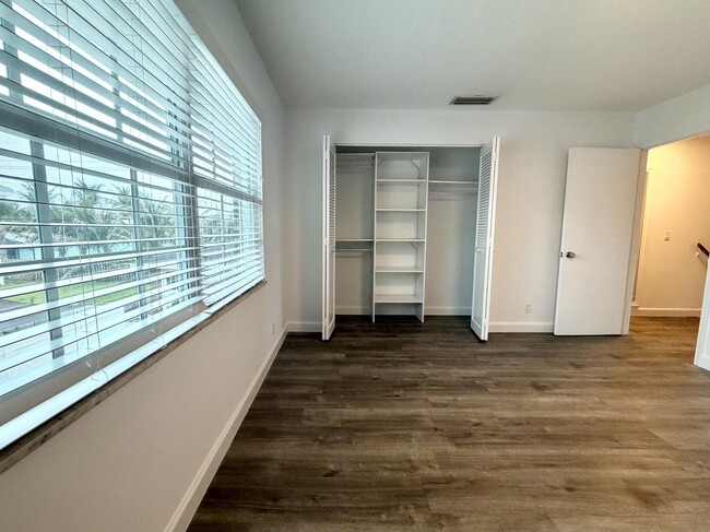 Building Photo - 413 N Cypress Dr