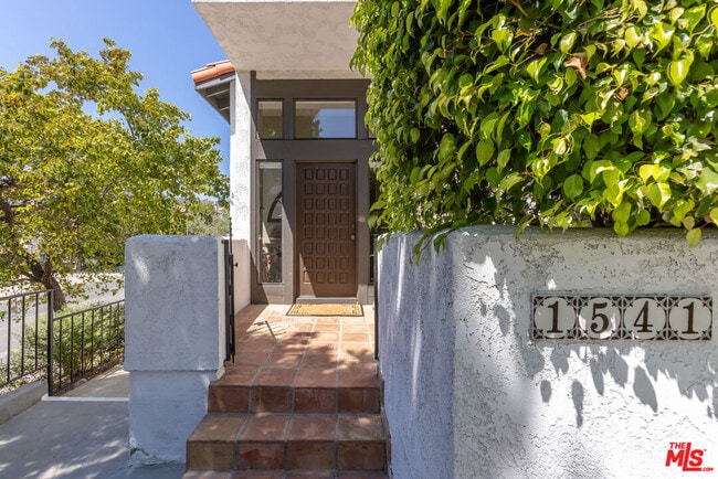 Primary Photo - 1541 Palisades Dr
