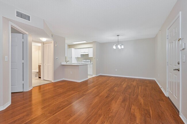Building Photo - NOW AVAILABLE - Updated 1st Floor Condo in Bonita!