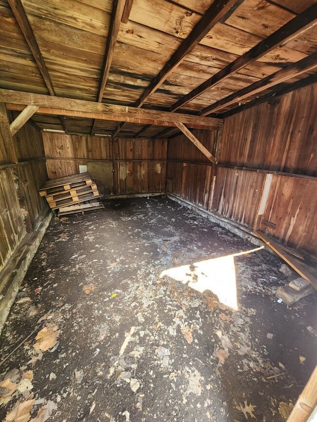 Building Photo - Spacious 3-Bedroom, 1-Bathroom Home AVAILA...