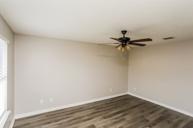 Building Photo - 1009 Chelsea Ln