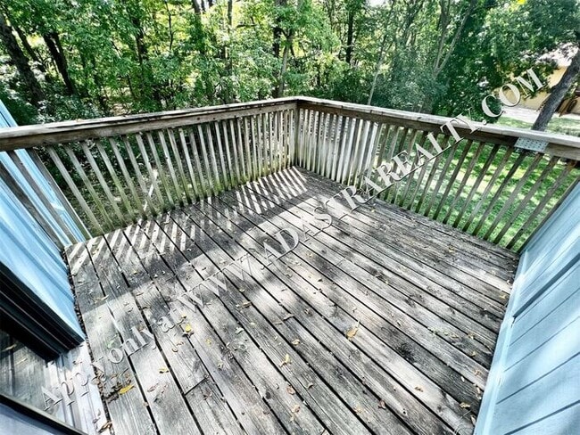 Building Photo - Spacious Duplex in Lee's Summit-Available ...
