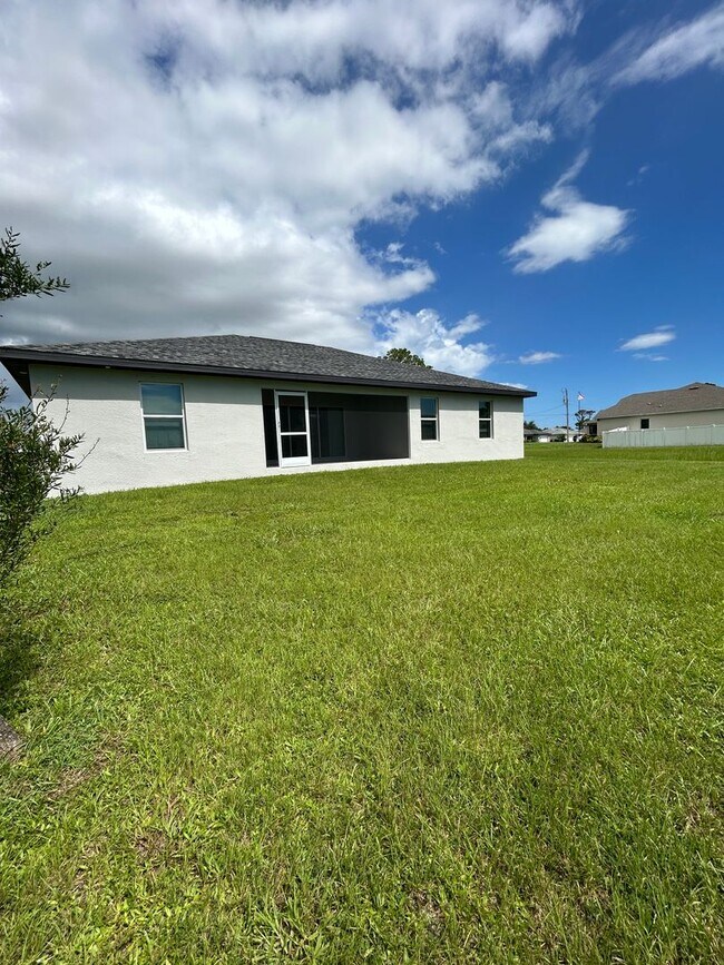 Building Photo - 4 Bedrooms 2 Baths Single-Family Fenced Ho...