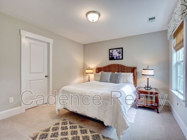 Building Photo - 7120 Maple Leaf Dr