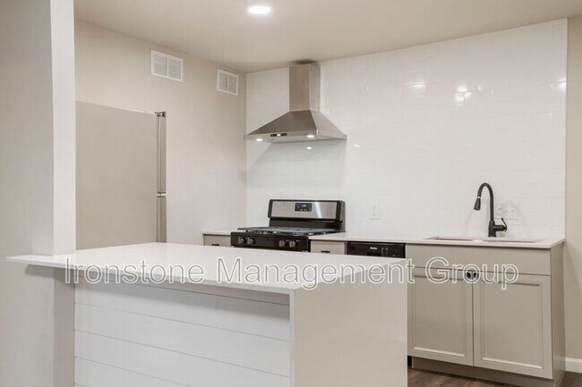 Building Photo - 2618 E 8th St