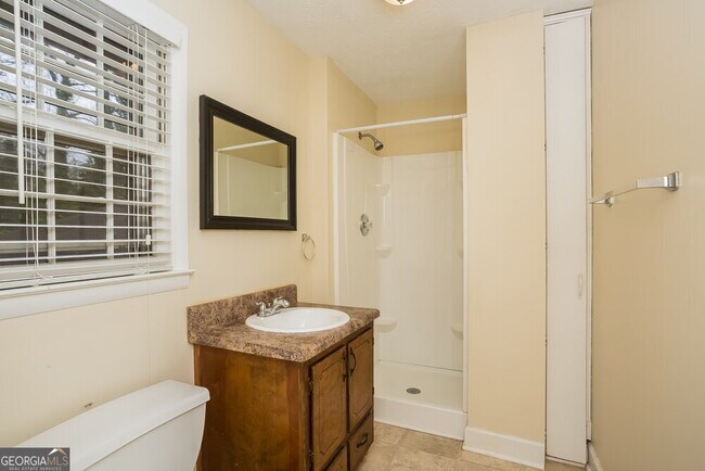 Building Photo - 2115 Pine Knoll Cir NE