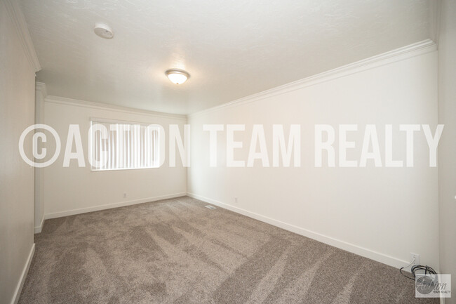 Building Photo - Newly Remodeled Duplex in Cottonwood Heights!