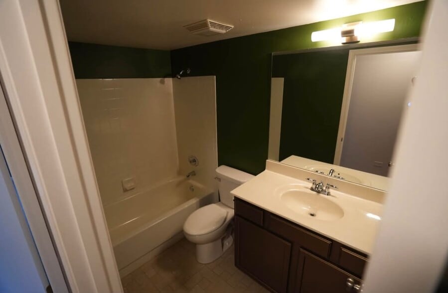 Building Photo - 104 Glengarry Dr