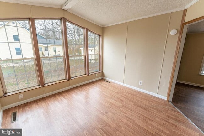 Building Photo - 1205 W 6th St