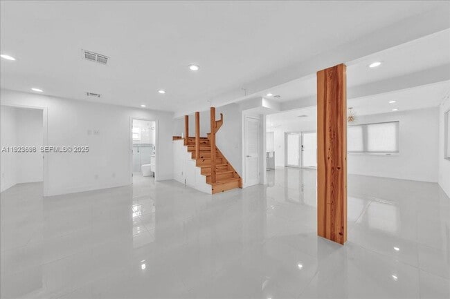 Building Photo - 348 Palm St