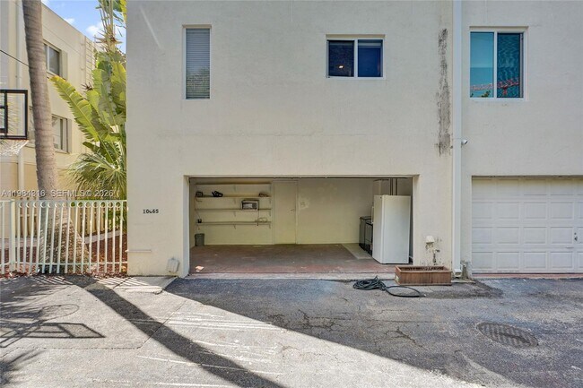 Building Photo - 10065 Bay Harbor Terrace