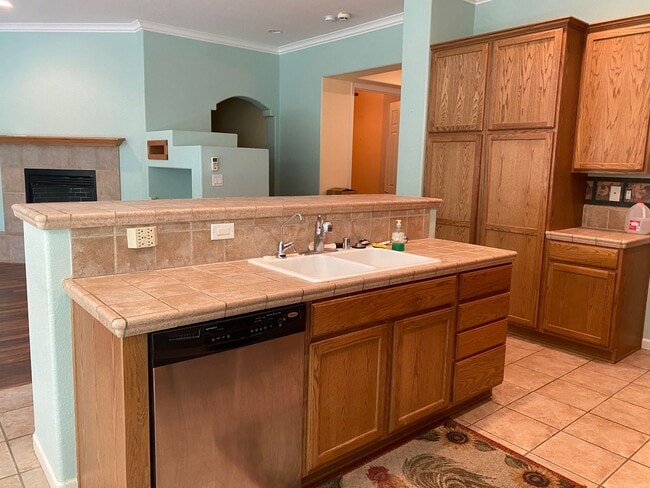 Building Photo - Huge 4 Bed 2 Bath + Den Golf Course Hom...