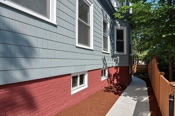 Building Photo - 28 Inman St