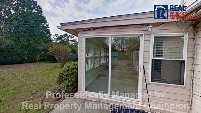 Building Photo - Spacious 3 BD/3 BA Home with Open Floorpla...