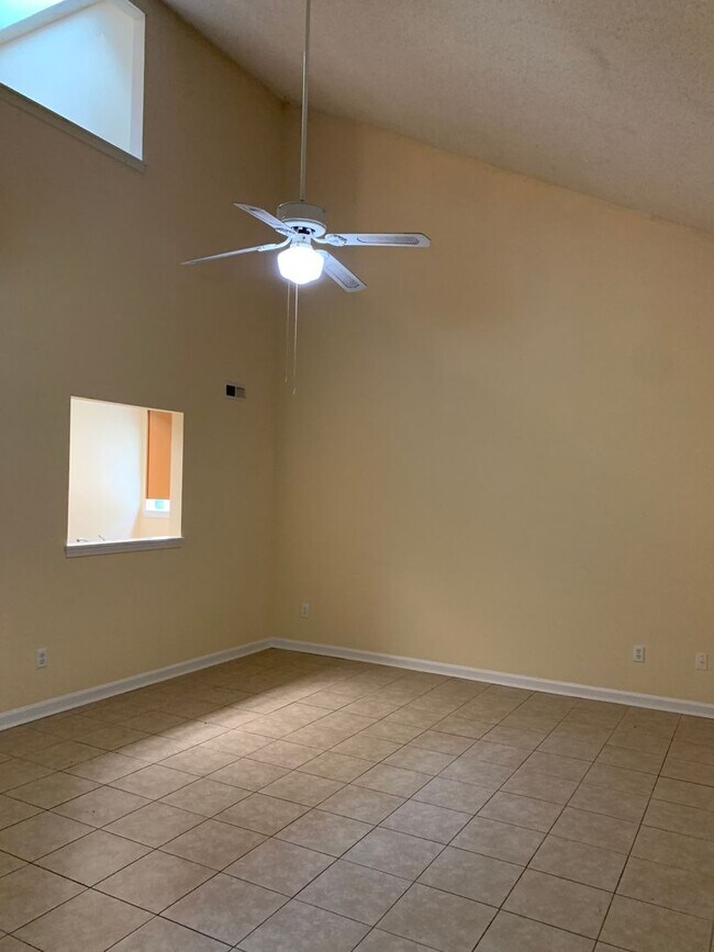 Building Photo - 135 Charter Dr