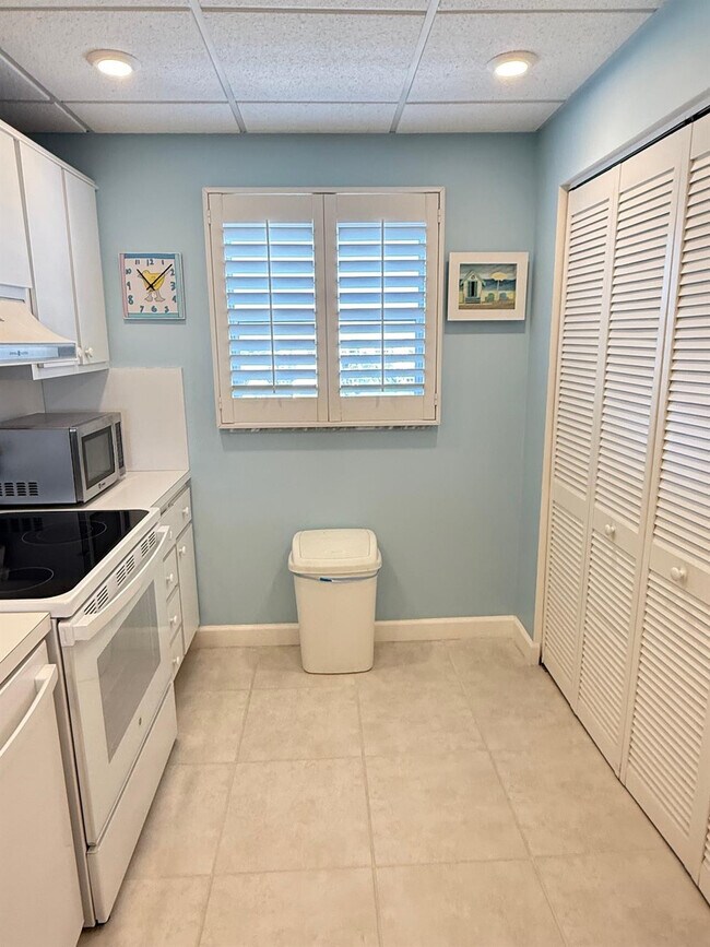 Building Photo - 4636 El Mar Dr