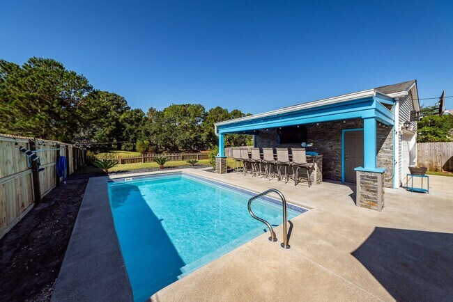 Building Photo - 4 Bedroom, 2.5 Bathroom Home in Brownswood...
