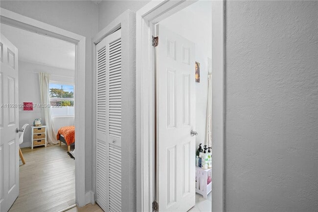 Building Photo - 16101 NE 11th Ave