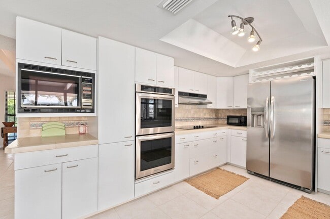 Building Photo - 130 Queen Catherina Ct