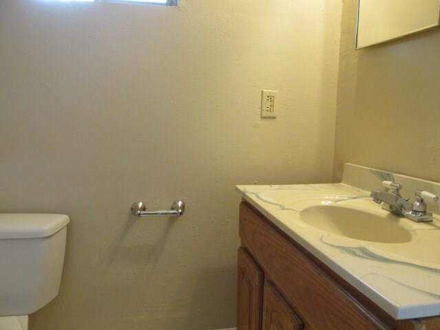 Building Photo - 2105 Bush Dr
