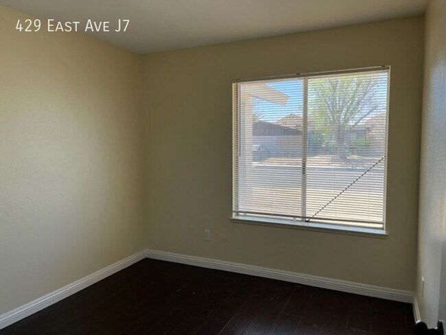 Building Photo - 429 E Avenue J7