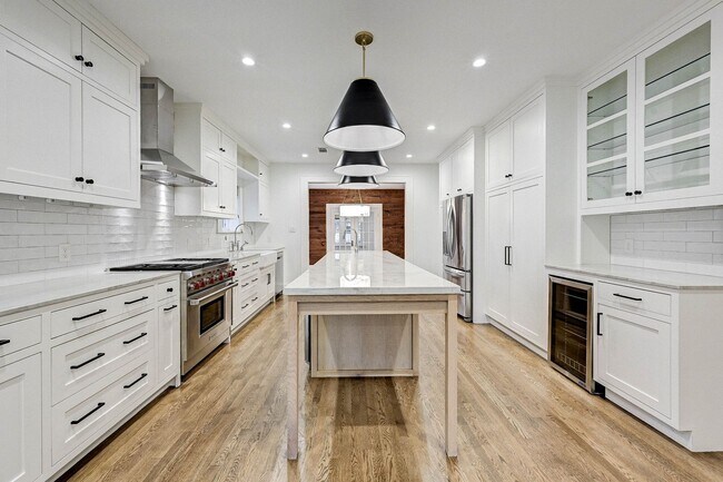 Building Photo - Completely renovated Heights historic bung...