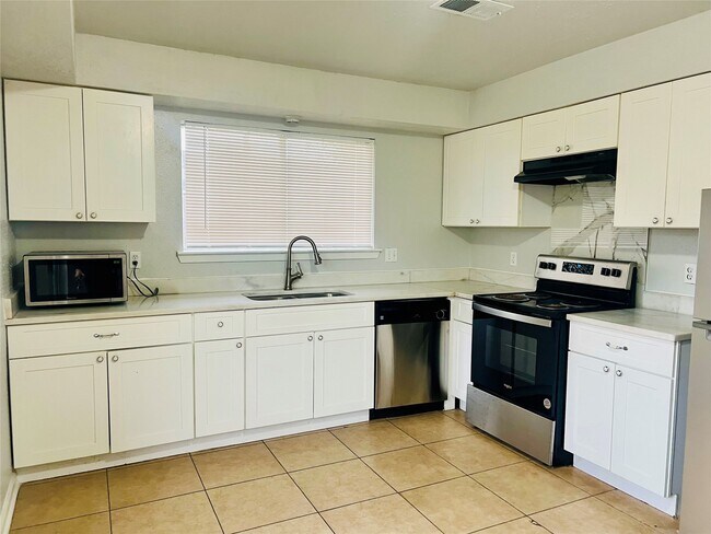 Building Photo - 13114 Benford Dr