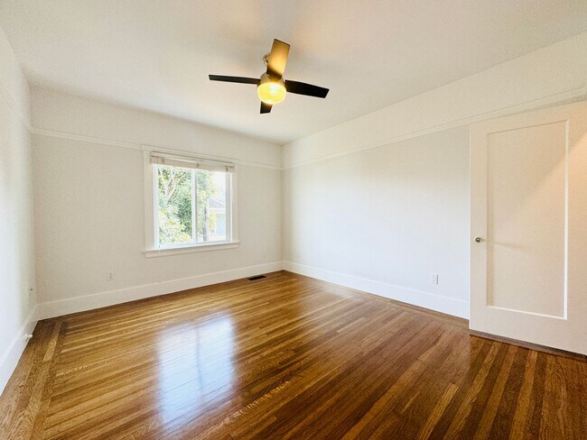 Building Photo - Bernal/Mission/Noe: Updated Flat w/ Shared...