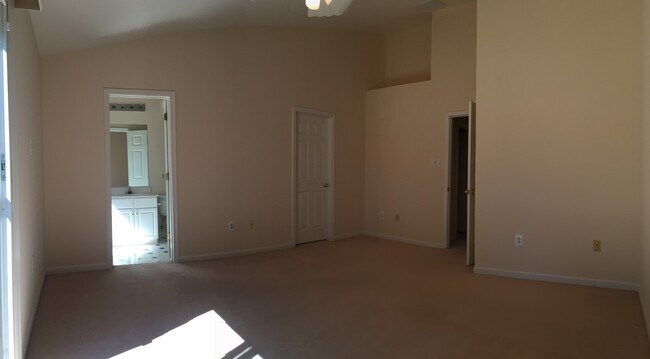 Building Photo - Walden Golf Course - Crofton Townhome - Av...