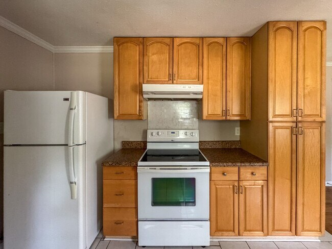 Building Photo - Charming 3 Bed 2 Bath Fayetteville Home with Fenced Yard