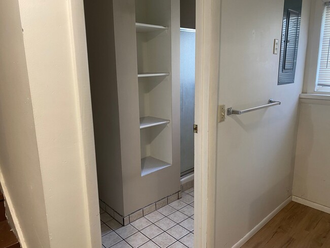 Building Photo - 4 bedroom, 2 bathroom Home off Spring Hill...