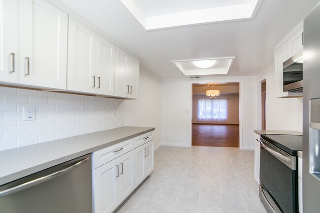 Building Photo - 9743 Reseda Blvd #3