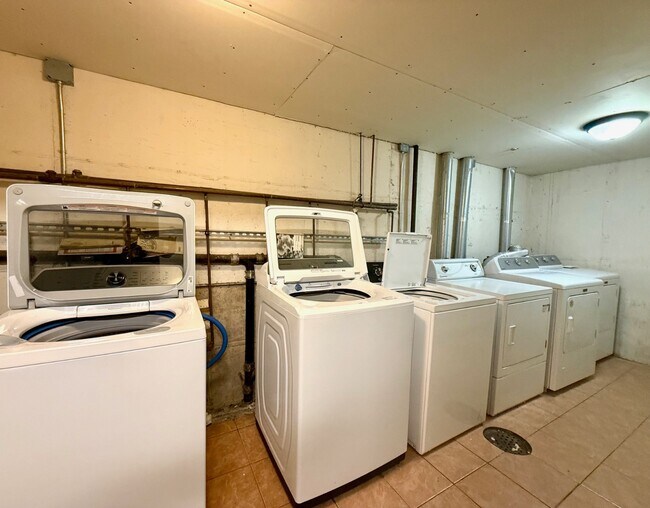 Building Photo - 62-48 60th Pl