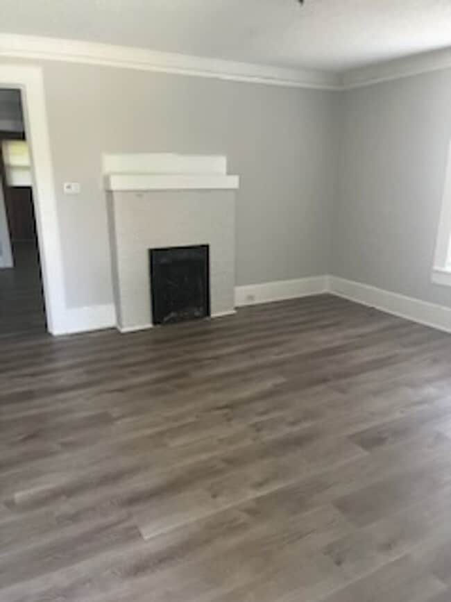 Building Photo - 2 bed 1 bath single family home newly remolded