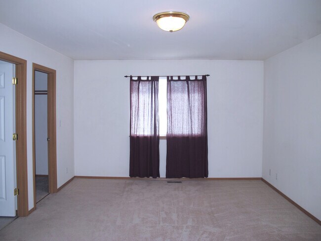 Building Photo - Charming 3 bedroom home w/master suite! Pe...