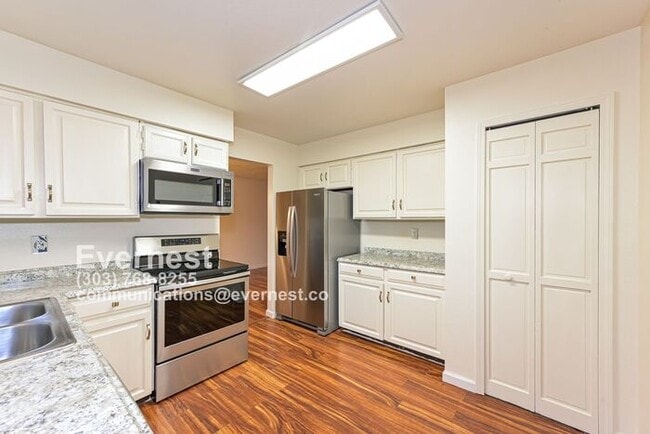 Building Photo - 2-Bedroom Home with Modern Amenities and C...