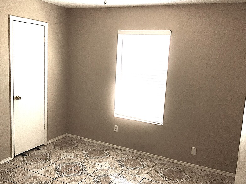 Building Photo - 702 Castlewick Ct