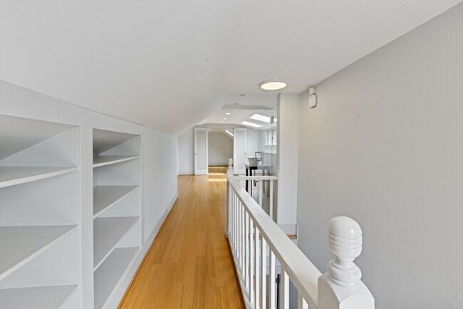 Building Photo - Charming AIR CONDITIONED Leschi Craftsman