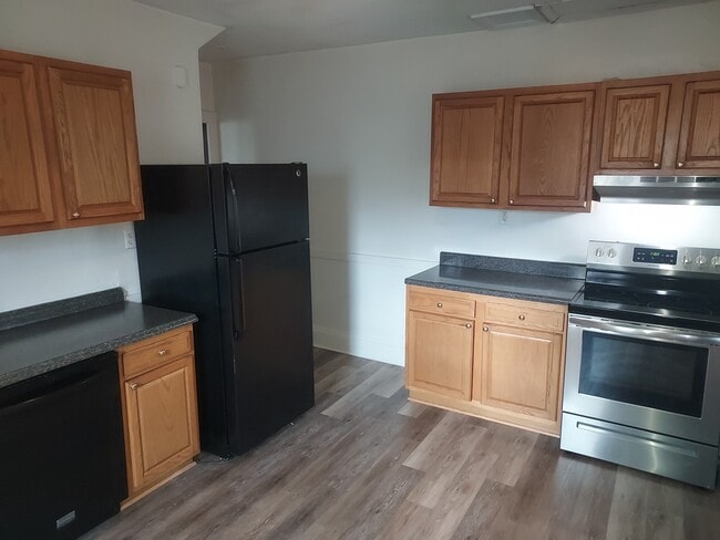 Building Photo - 143 S Spring Ave