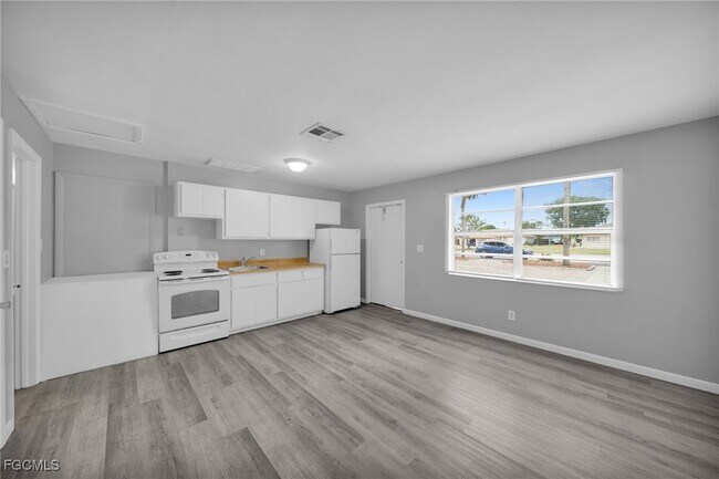 Building Photo - 15 SE 24th Ave