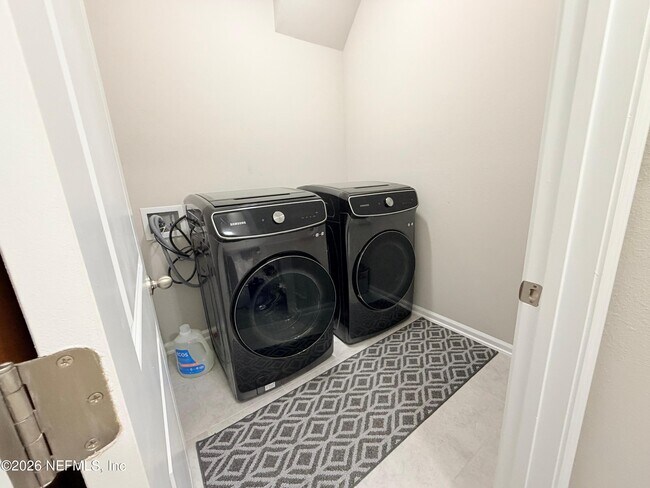 Building Photo - 70 Golden Fern Dr