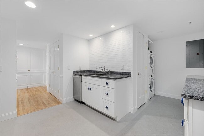 Building Photo - 53 Conanicus Ave
