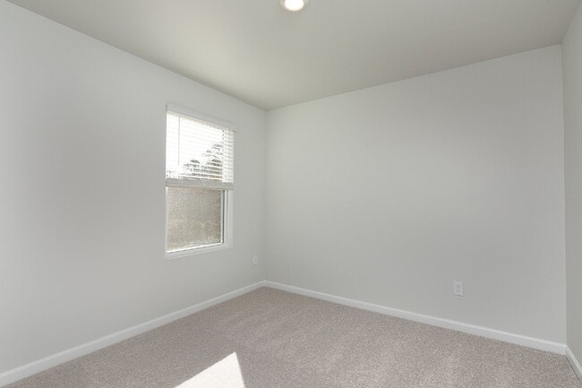 Building Photo - Brand New Build Never Lived In