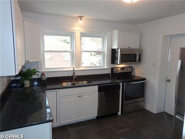 Building Photo - $1699/month - 3 bedroom  / 1 bath house