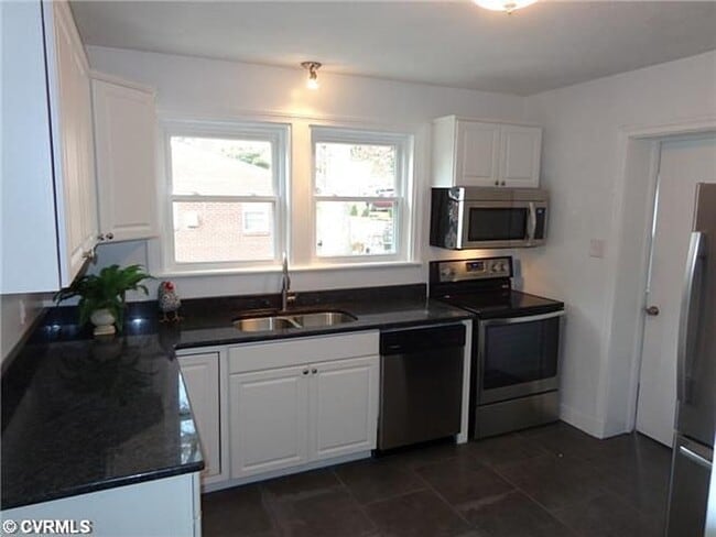 Building Photo - Move in by November 15th and save $100 / m...