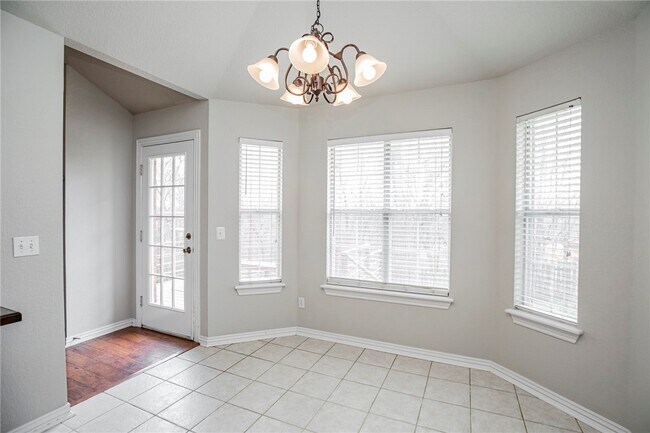 Building Photo - 2803 Foxwood Dr