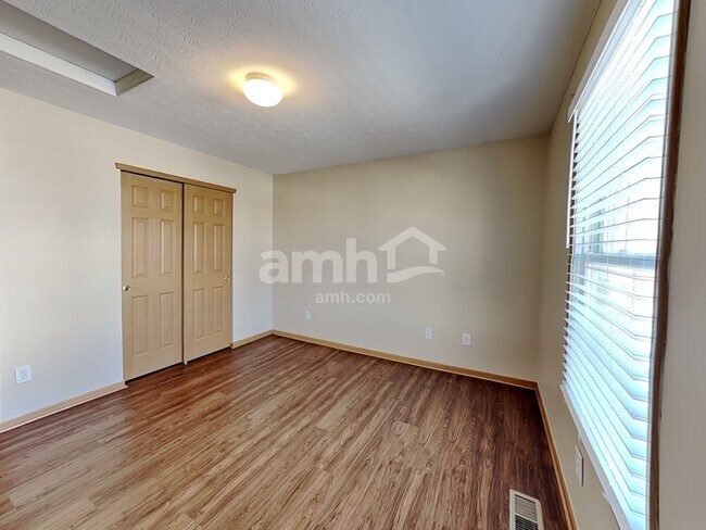 Building Photo - 69 Hutchison St